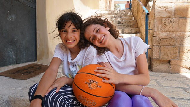 Judi und Lilya: Spielend befreundet in Israel
